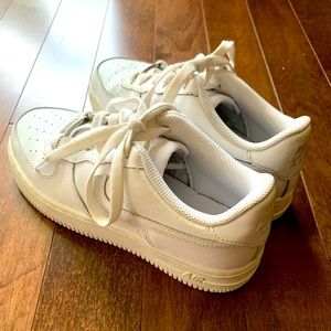 White Nike Air Force 1 Sneaker